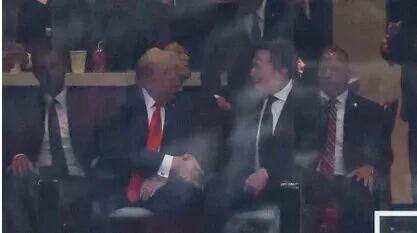 河内1.5分彩：咦，马斯克与特朗普排排坐，又握手了？